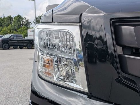 Used 2022 Nissan Titan SV w/ SV Convenience Package RWD image 9