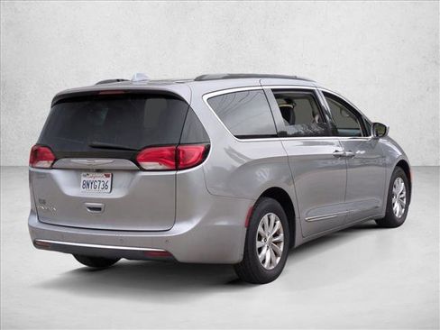 Used 2017 Chrysler Pacifica Touring-L image 5