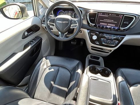 Used 2023 Chrysler Pacifica Touring-L FWD image 9