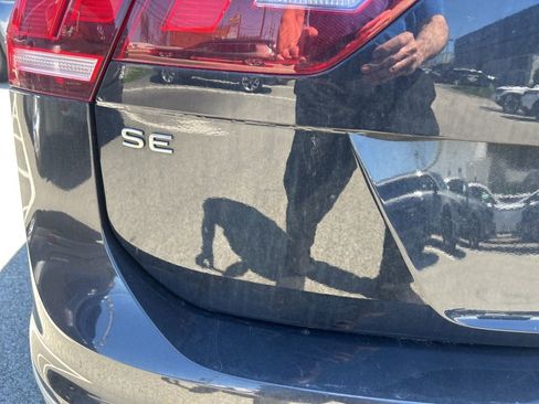 Used 2022 Volkswagen Tiguan SE image 9