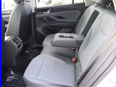 Used 2025 Volkswagen Tiguan SE w/ Panoramic Sunroof Package image 25