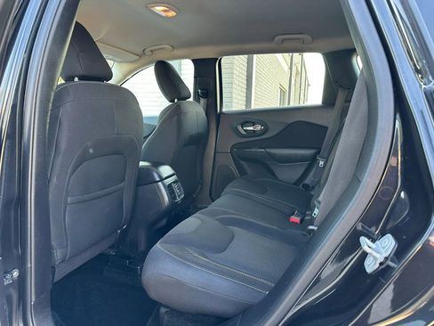 Used 2016 Jeep Cherokee Latitude AWD/4WD image 17