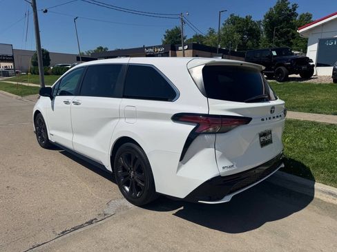 Used 2021 Toyota Sienna XSE FWD image 3