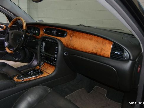 Used 2004 Jaguar XJ8 RWD image 11