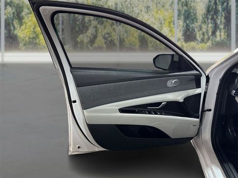 Used 2021 Hyundai Elantra Limited FWD image 19
