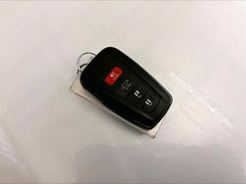 Used 2022 Toyota Highlander XLE AWD/4WD image 9