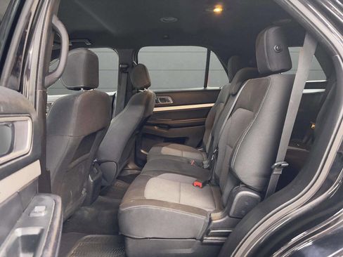 Used 2017 Ford Explorer XLT image 18
