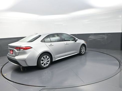 Used 2022 Toyota Corolla LE FWD image 6