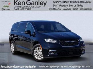 New 2025 Chrysler Pacifica Select image 1