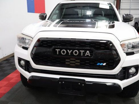 Used 2019 Toyota Tacoma TRD Off-Road AWD/4WD image 5