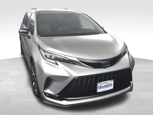 Used 2023 Toyota Sienna XSE w/ XSE Plus Package image 9
