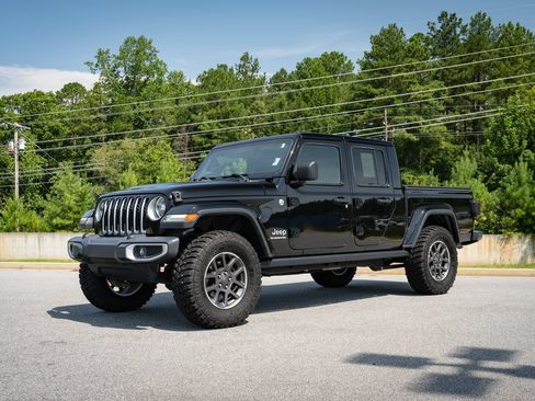 Used 2020 Jeep Gladiator Overland AWD/4WD image 3