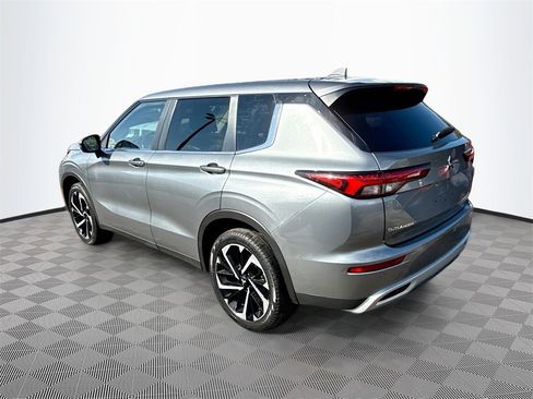 Used 2023 Mitsubishi Outlander SE image 8