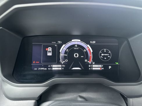 Used 2025 Toyota Tundra Limited AWD/4WD image 12