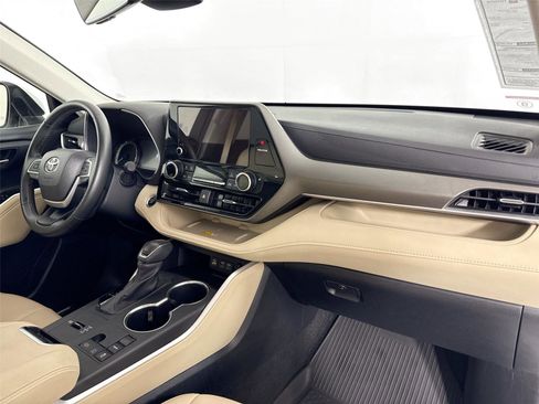 Certified 2024 Toyota Highlander XLE image 47