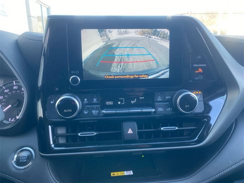 Used 2023 Toyota Highlander XLE image 27