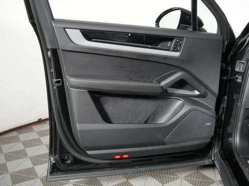 Certified 2024 Porsche Cayenne AWD/4WD image 18