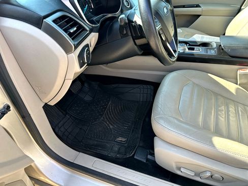 Used 2017 Ford Fusion SE w/ Fusion SE Technology Package image 9