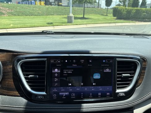 Used 2022 Chrysler Pacifica Limited FWD image 29
