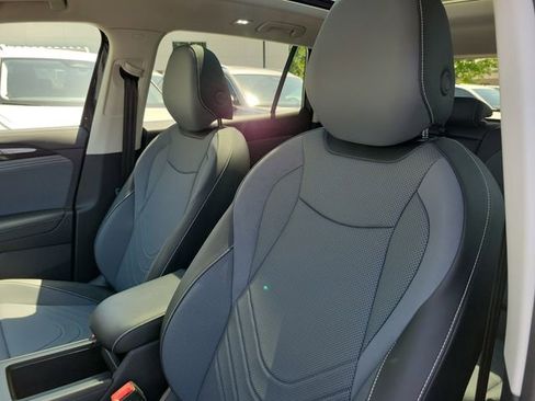 Certified 2025 Volkswagen Tiguan SE w/ Panoramic Sunroof Package AWD/4WD image 17