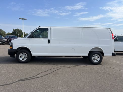 Used 2025 Chevrolet Express 3500 Extended w/ Driver Convenience Package image 2