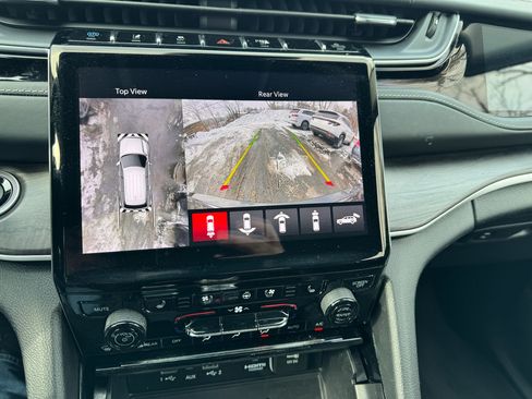 Used 2022 Jeep Grand Cherokee Limited w/ Luxury Tech Group II image 23