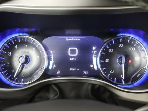 Used 2025 Chrysler Pacifica Select FWD image 11