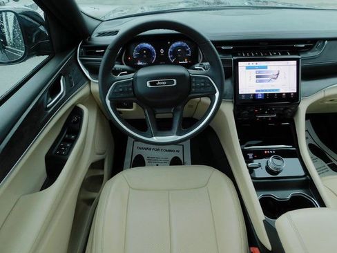 Used 2024 Jeep Grand Cherokee L Limited w/ Luxury Tech Group II image 17