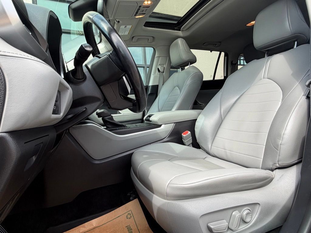 Used 2021 Toyota Highlander XLE AWD/4WD image 10