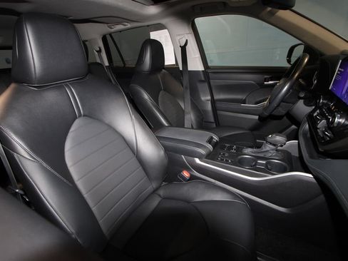 Used 2025 Toyota Highlander XLE AWD/4WD image 24