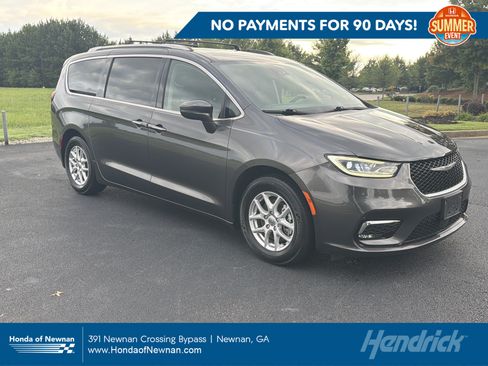 Used 2021 Chrysler Pacifica Touring-L FWD image 1