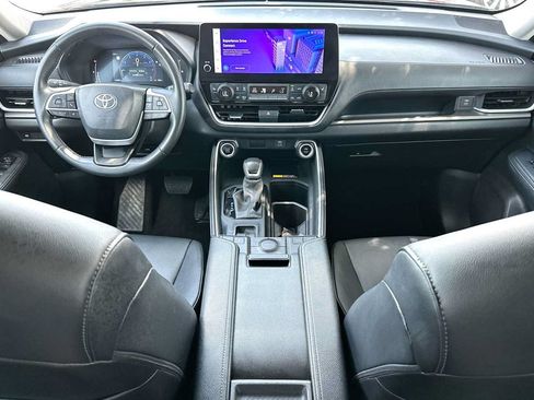 Used 2025 Toyota Grand Highlander AWD image 25