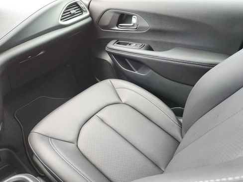 New 2026 Chrysler Pacifica Select image 15