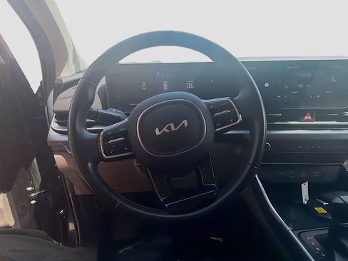 Used 2025 Kia Carnival FWD image 10