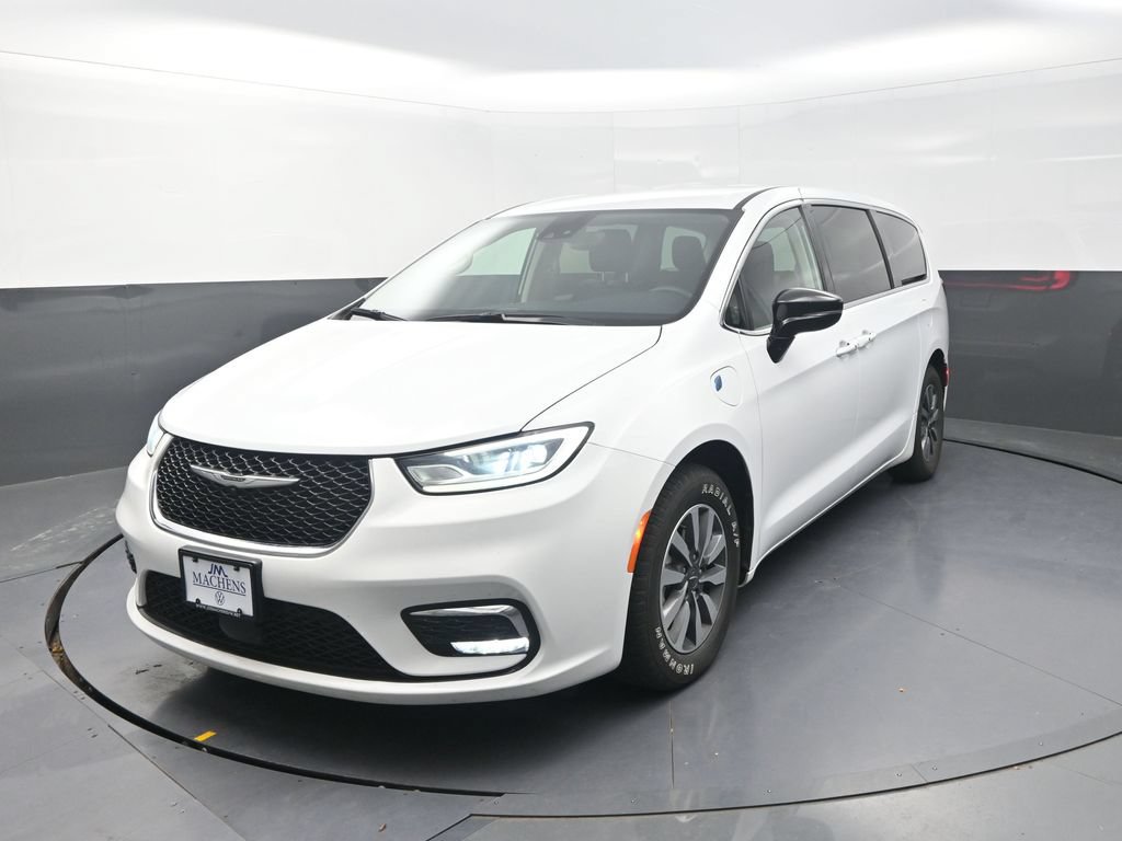 Used 2024 Chrysler Pacifica Limited FWD image 4