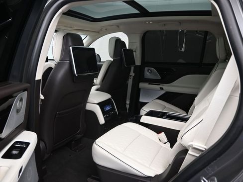 Used 2023 Lincoln Aviator Black Label w/ Class IV Trailer Tow Package AWD/4WD image 28