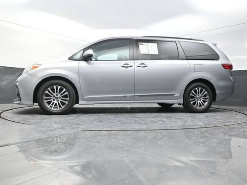 Used 2018 Toyota Sienna XLE FWD image 31