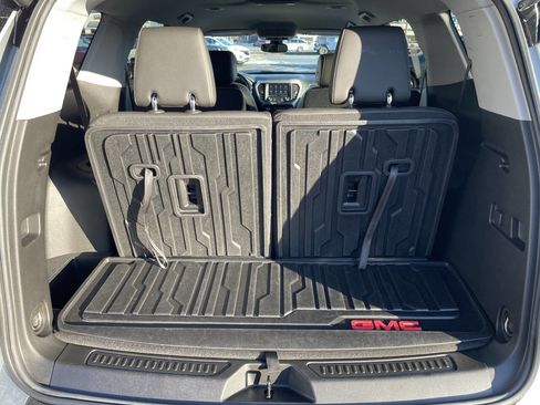 Used 2023 GMC Acadia SLT w/ Preferred Package image 7