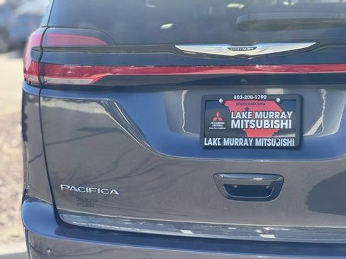 Used 2023 Chrysler Pacifica Touring-L image 10