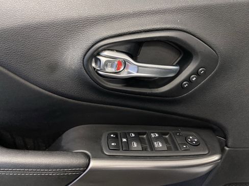Certified 2019 Jeep Cherokee Limited image 12