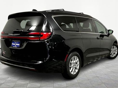 Used 2022 Chrysler Pacifica Touring-L image 12