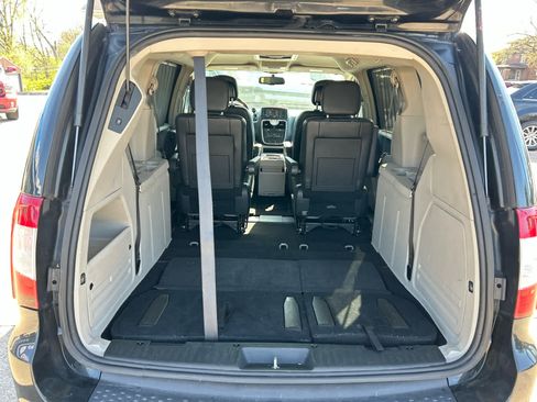 Used 2015 Chrysler Town & Country Touring FWD image 7