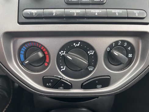 Used 2006 Ford Focus ZX5 Hatchback FWD image 17