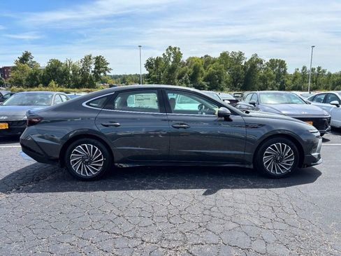 New 2025 Hyundai Sonata Limited FWD image 2