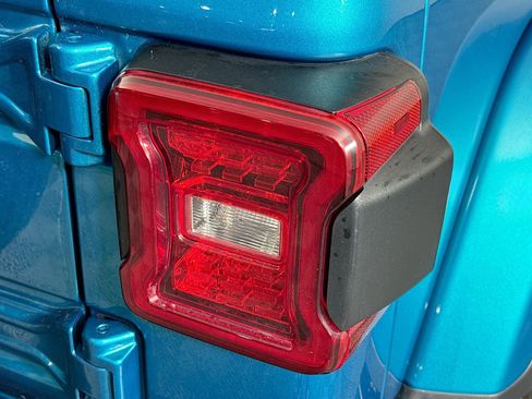 Used 2019 Jeep Wrangler Unlimited Sahara w/ Dual Top Group image 33