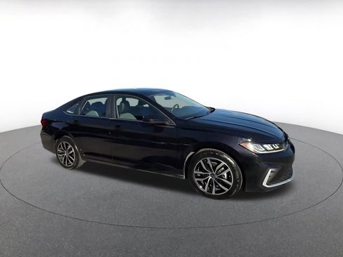 Used 2025 Volkswagen Jetta SE image 2