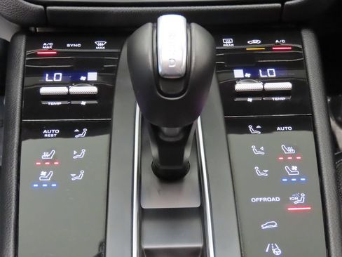 Certified 2026 Porsche Macan AWD/4WD image 27