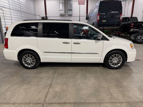 Used 2013 Chrysler Town & Country Touring-L w/ Driver Convenience Group image 5