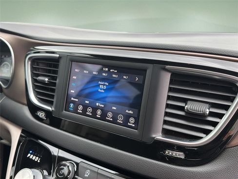 Used 2019 Chrysler Pacifica Touring-L FWD image 13