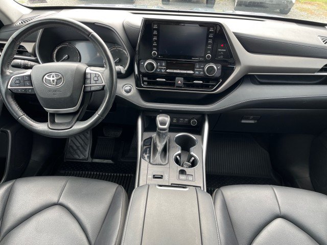 Used 2022 Toyota Highlander XLE FWD image 24
